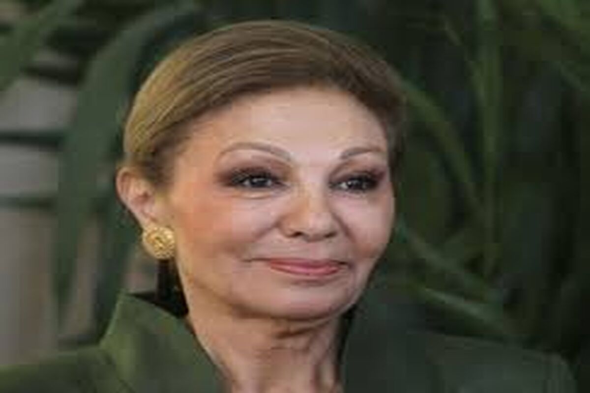 تقاضای دست بوسی یک مرد از فرح پهلوی غوغا به پا کرد + فیلم