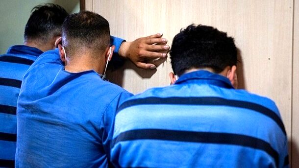 تعرض همزمان 3 شیطان صفت به دختر 15 ساله در راه مدرسه/ او را به زور به داخل خودرو بردند و...