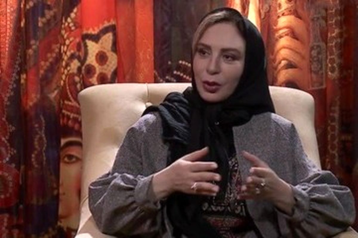 واکنش جنجالی روزنامه جوان به کشف حجاب افسانه بایگان | حجاب بر پیرزنان واجب نیست!
