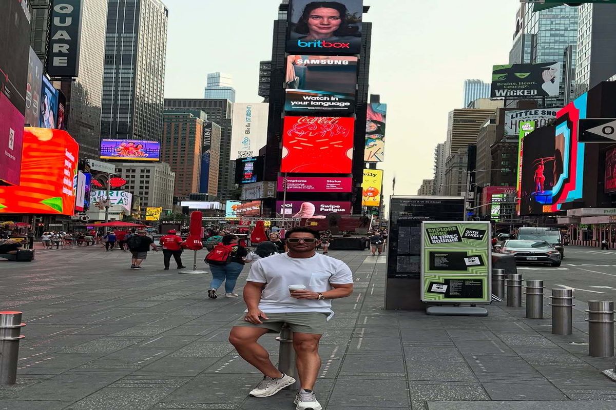 محمدرضا گلزار با شورتک عجیب درنیویورک آفتبی شد!/ عکس