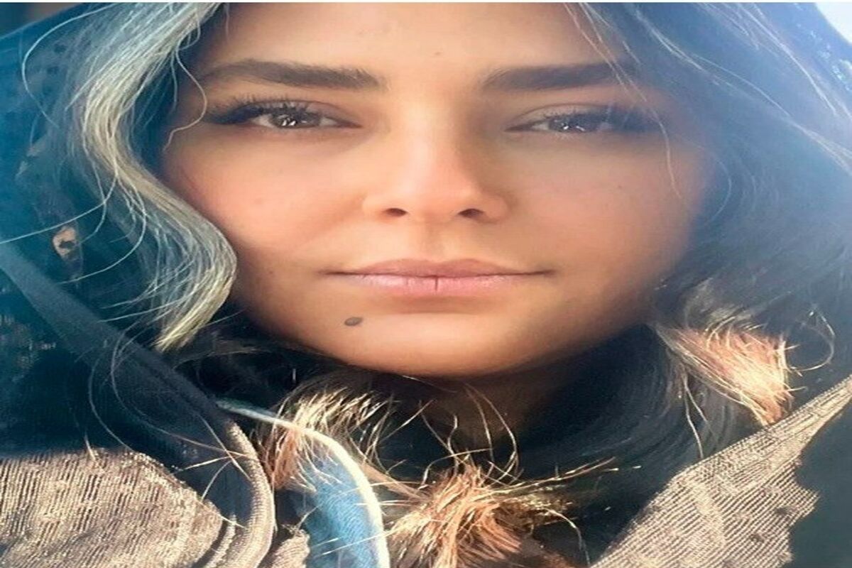 هدی زین العابدین با کت و شلوار و کتونی خاص