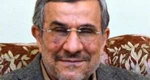 محمود احمدی‌نژاد و دختر و پسر خردسالش در محل کارش سالها پیش/ عکس