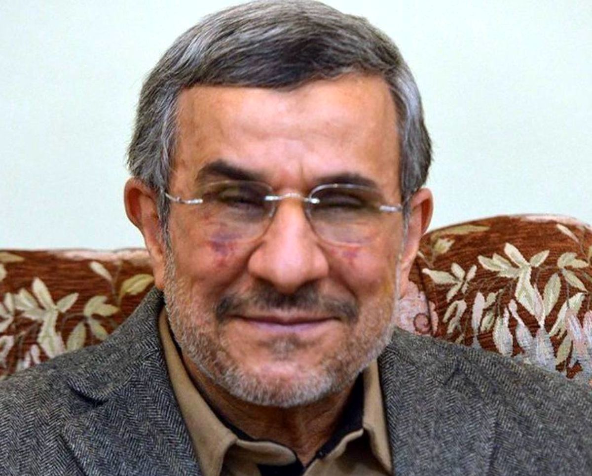 محمود احمدی‌نژاد و دختر و پسر خردسالش در محل کارش سالها پیش/ عکس