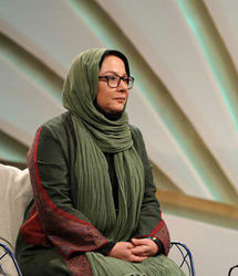 بازیگر سریال کمربندها را ببندیم در یک کافه قدیمی