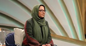 بازیگر سریال کمربندها را ببندیم در یک کافه قدیمی