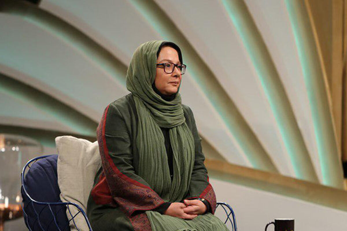 بازیگر سریال کمربندها را ببندیم در یک کافه قدیمی