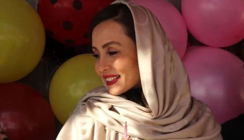  تیپ ساده و شیک حدیث فولادوند با لباس مشکی/ عکس