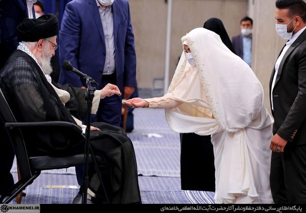 هدیه ویژه رهبر انقلاب به یک عروس و داماد بعد از قرائت خطبه عقد