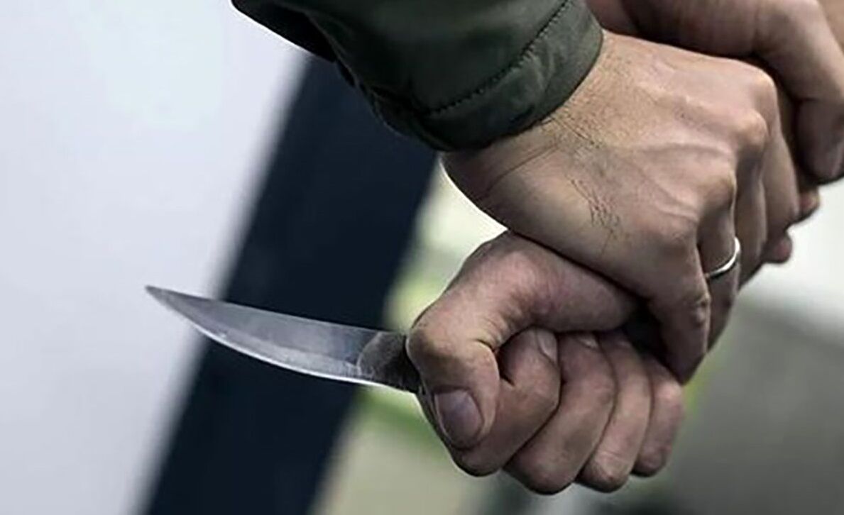 لحظه نفسگیر حمله سارقین بی‌رحم به خودروی خانواده مسافر وسط جاده ساری با سلاح سرد