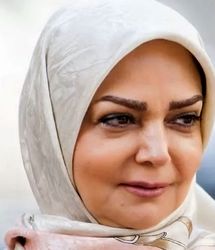 الهه رضایی با کت و دامن جذاب در پارک/ عکس