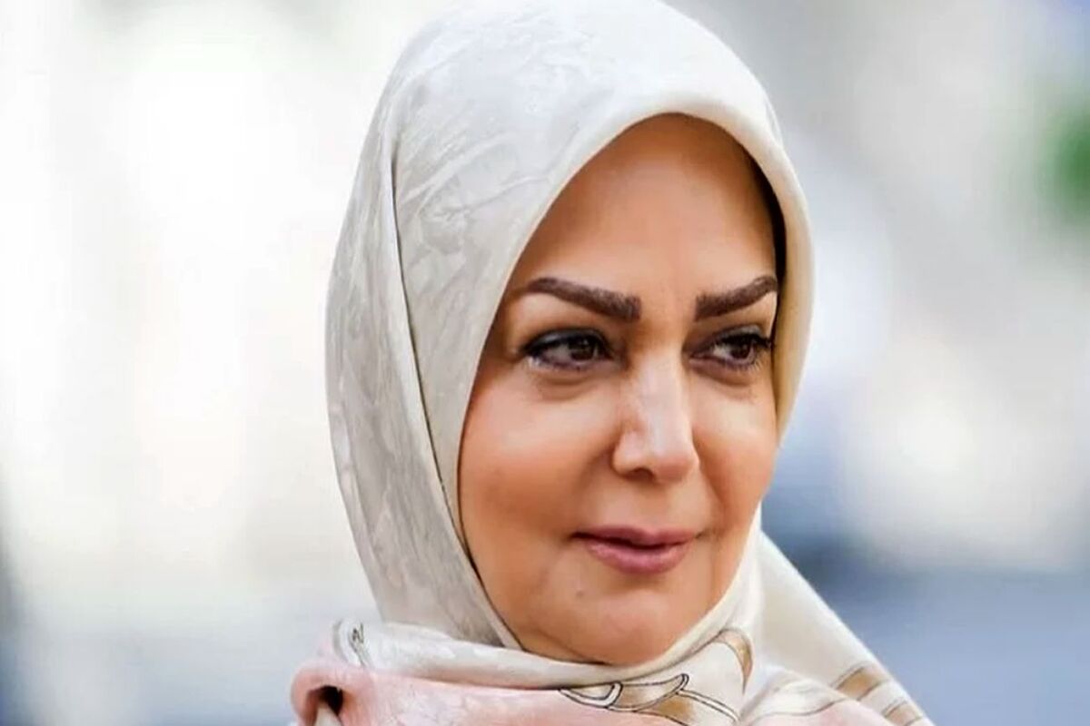 الهه رضایی با کت و دامن جذاب در پارک/ عکس