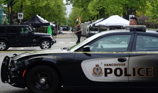 حمله با خودرو به جمعیت حاضر در یک خیابان