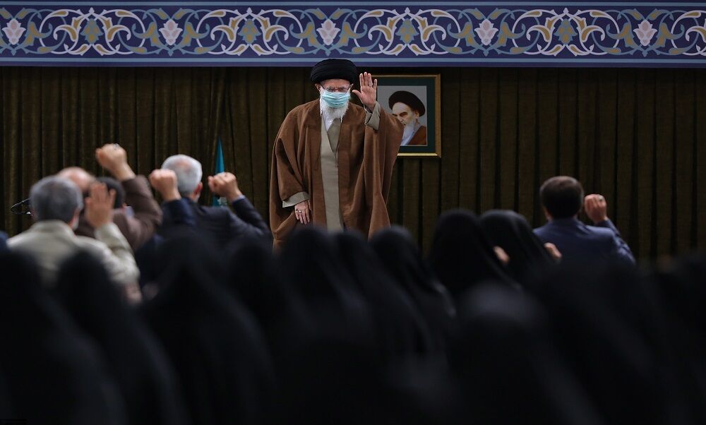 
جمعی از معلمان کشور با رهبر معظم انقلاب اسلامی دیدار می‌کنند
