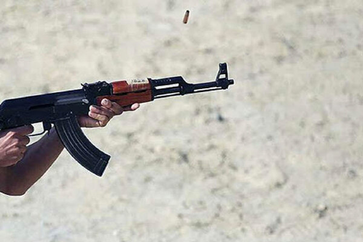 یک پلیس همکارانش را به رگبار بست