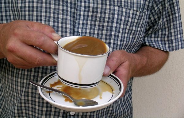 علت لرزش دست‌ها را بدانید