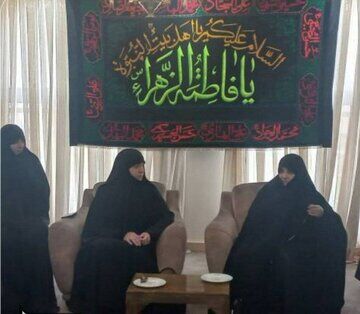 تصویر جدید از جمیله علم الهدی بعد از شهادت ابراهیم رئیسی در منزلشان/  فرزند سید حسن نصرالله به دیدارهمسر شهید رفتند

