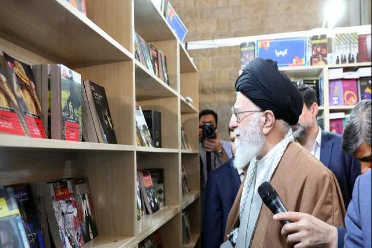 فیلمی از حضور رهبر انقلاب در نمایشگاه کتاب/ ببینید