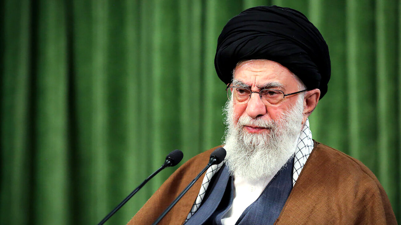 اقامه نماز رهبر معظم انقلاب بر پیکر شهید سید رضی موسوی