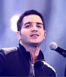 محسن یگانه بعد از دوره درمان به صحنه برگشت