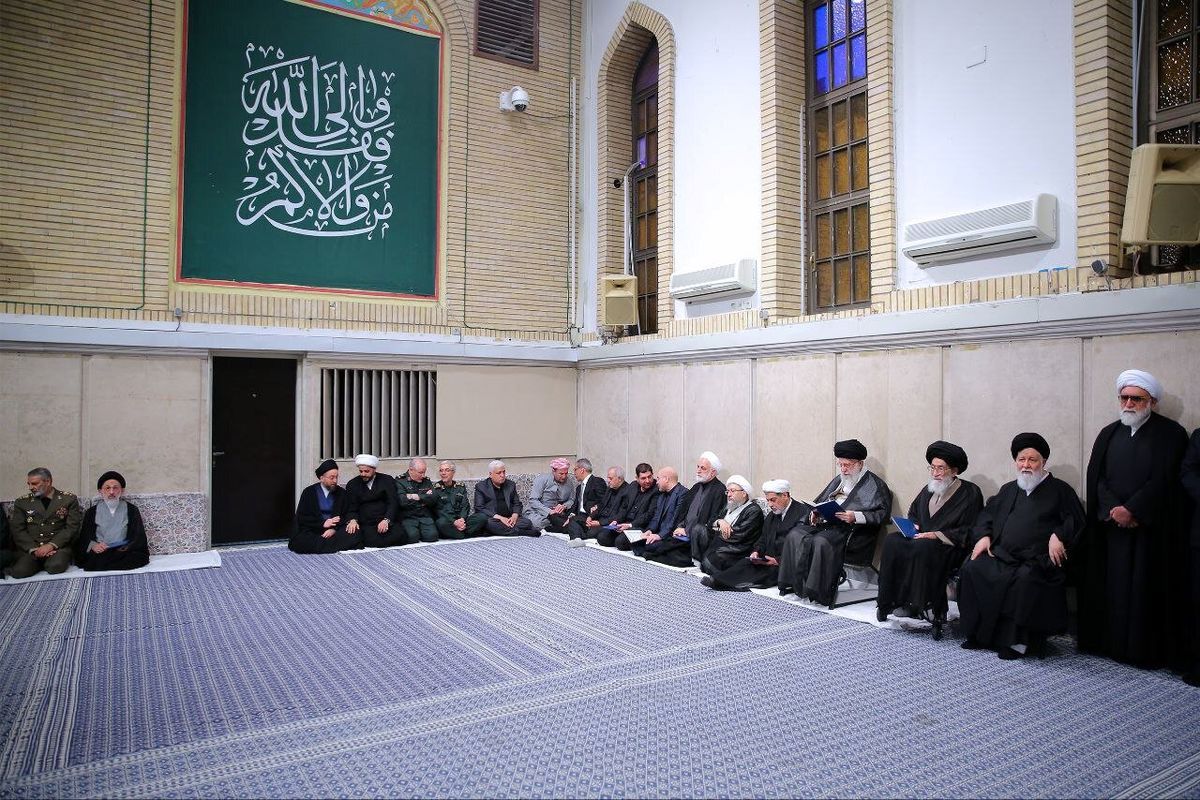 عکسی کمتر دیده شده از پدر آیت الله آل هاشم در محضر رهبر انقلاب اسلامی