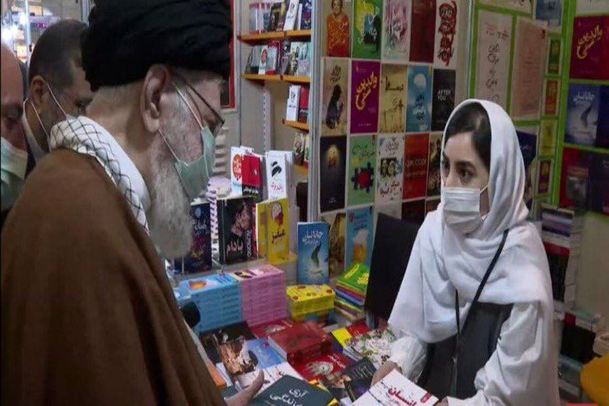 عکس جنجالی/ گفتگوی رهبر انقلاب توسط دختری جوان با پیراهن و شلوار در نمایشگاه کتاب