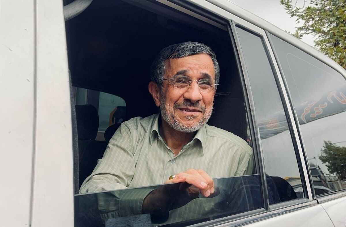 شیطنت های احمدی نژادی شروع شد! /عکس با دختران کم حجاب در بازار !+عکس