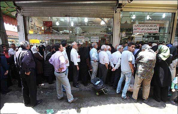 تشکیل دوباره صف های مرغ زیر آفتاب سوزان تابستان