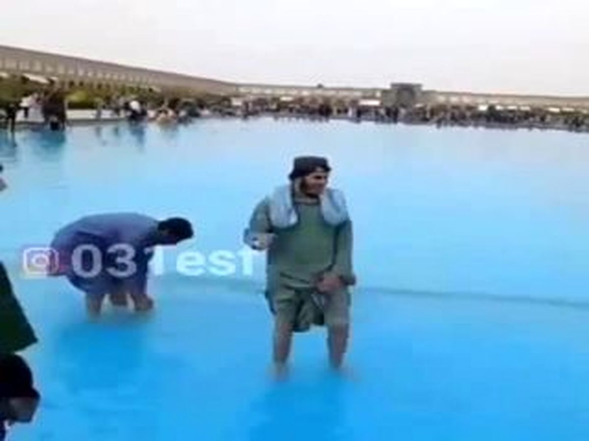 ویدیوی جنجالی از آب بازی طالبان در میدان نقش جهان اصفهان + فیلم