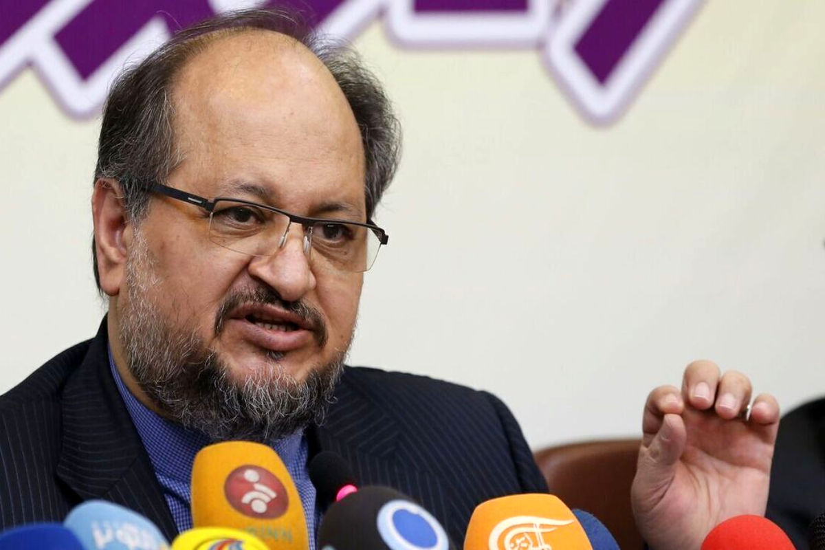 باشگاه استقلال: محمد شریعتمداری فوتبالی است