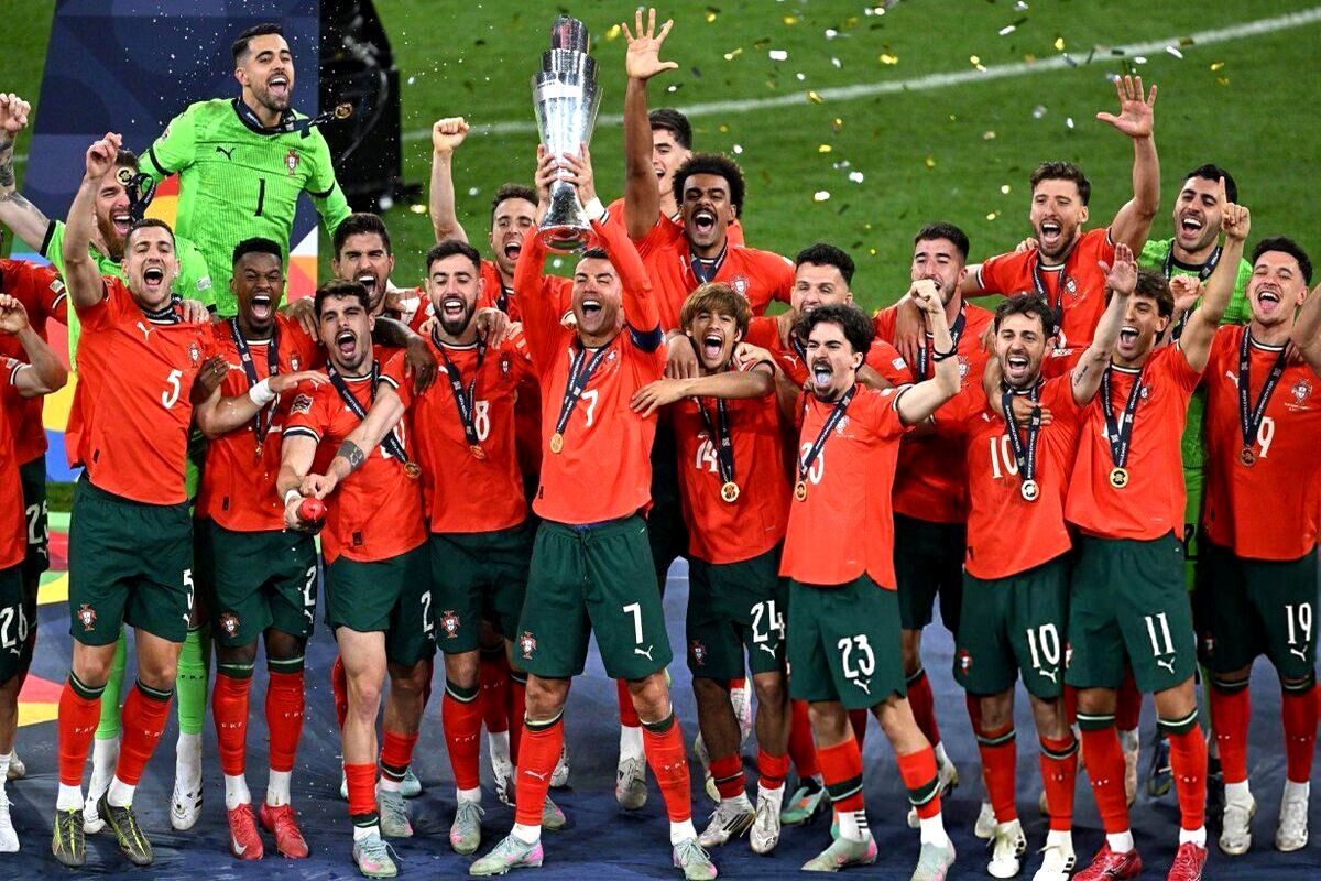 رقص جنجالی رونالدو با جام قهرمانی در اتوبوس!

