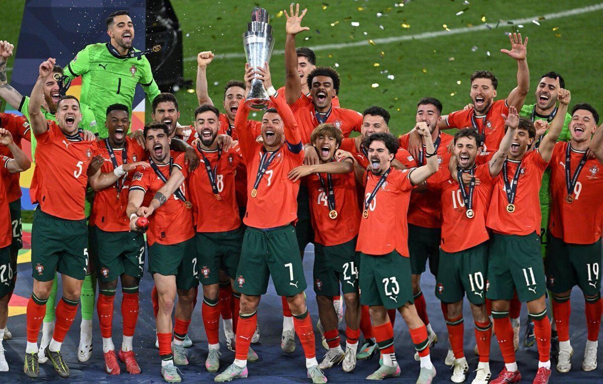 رقص جنجالی رونالدو با جام قهرمانی در اتوبوس!

