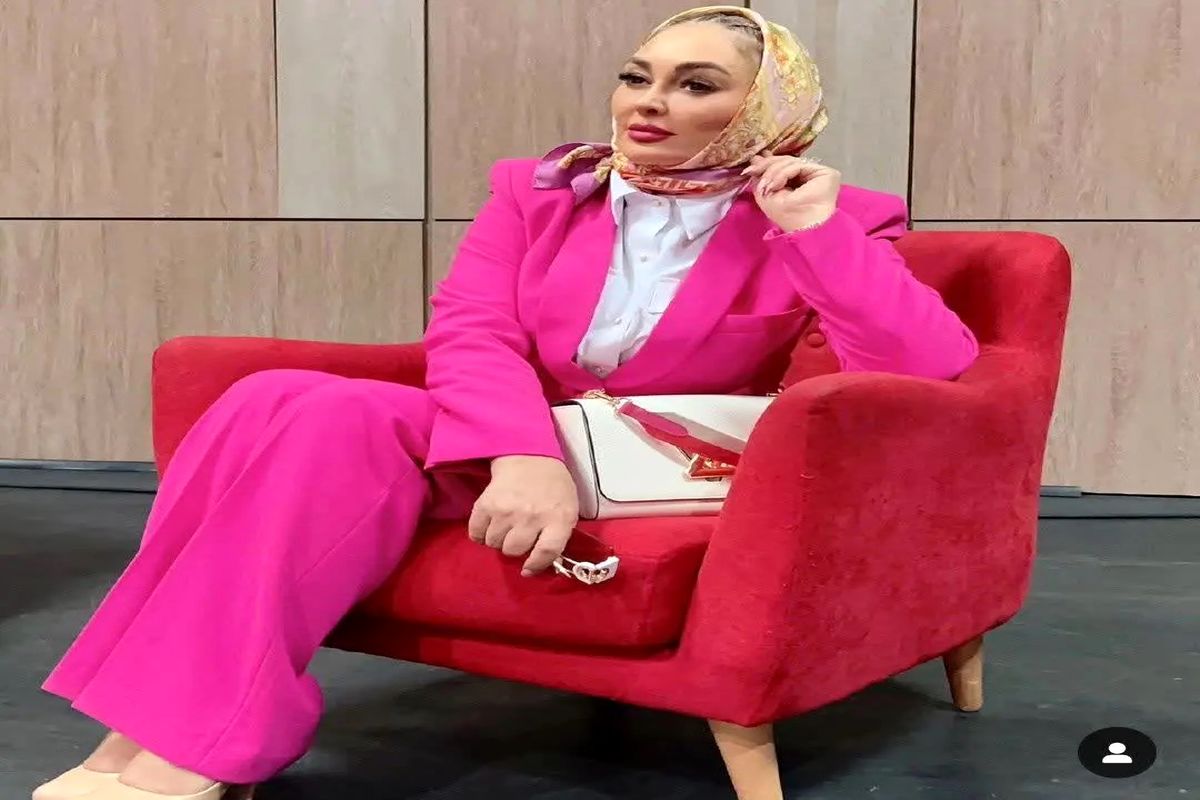 استایل جدید الهام حمیدی با عینک قرمز!/ عکس