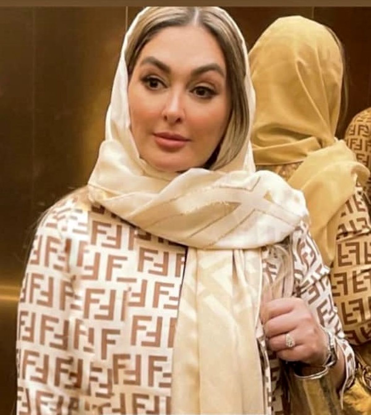  تیپ جنجالی الهام حمیدی با لباس صورتی لب دریا