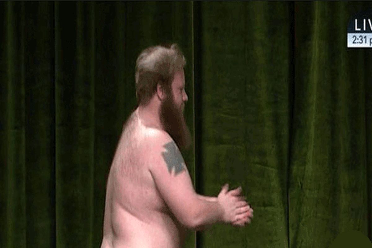 جنجال لخت شدن آقای نماینده هنگام سخنرانی+عکس 